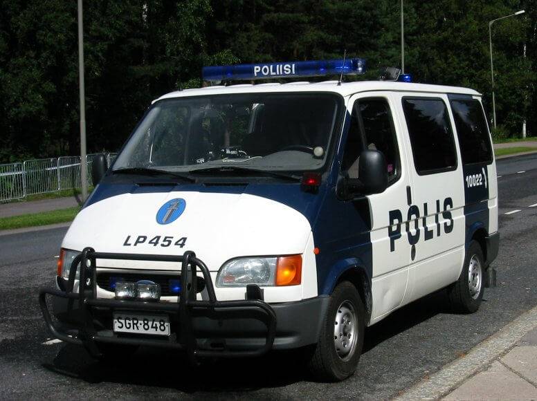 Liikkuvan poliisin auto Espoon Otaniemessä Yleisurheilun MM-kisojen aikaan.